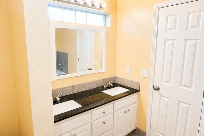 Building Photo - 3 Bedroom / 2 Bath home in Bentonville - Walk to Bentonville High School!