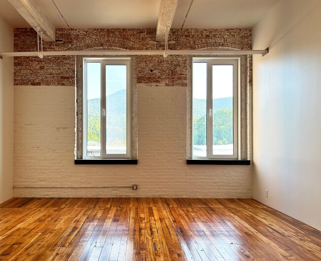 Building Photo - Historic Charm, Modern Luxury, 1 bedroom c...