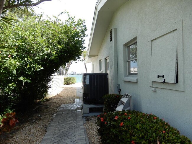 Building Photo - 337 1st St W