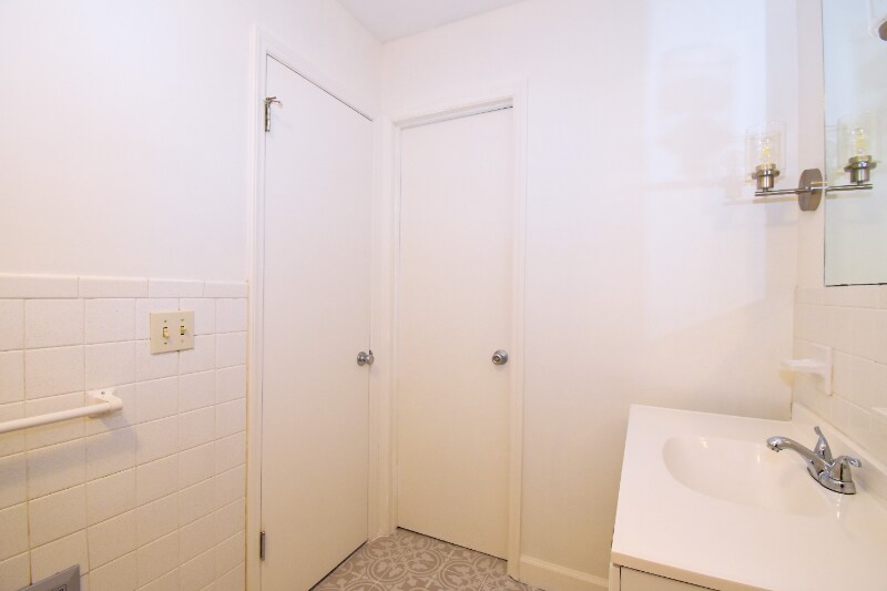 Building Photo - 433 Princess Ann Dr