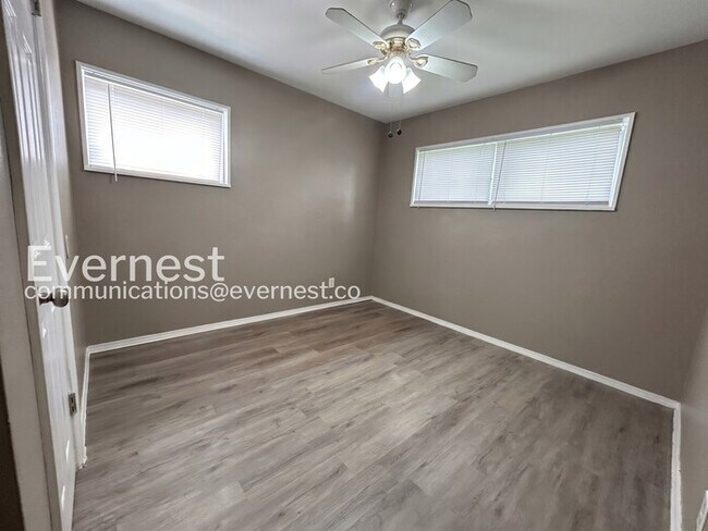 Building Photo - 3 Bed/1 Bath Home with Off-Street Parking / Pet-Friendly / Vouchers Accepted / Available Now!