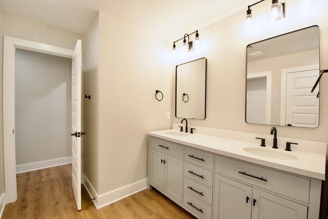 Building Photo - Now Leasing for Fall 2025! $1000 Per Bedro...