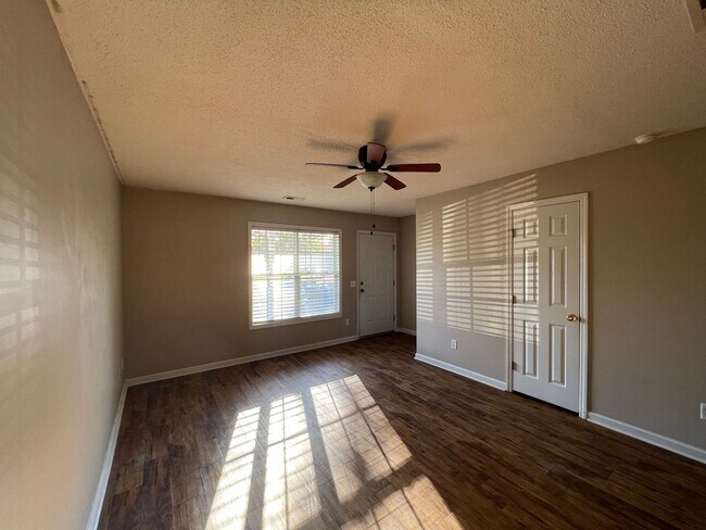 Building Photo - 216 Palace Cir