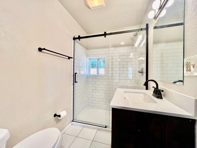Building Photo - Fantastic House In Desirable Englewood Nei...