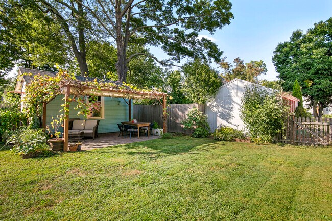 Building Photo - 37 Harmon St