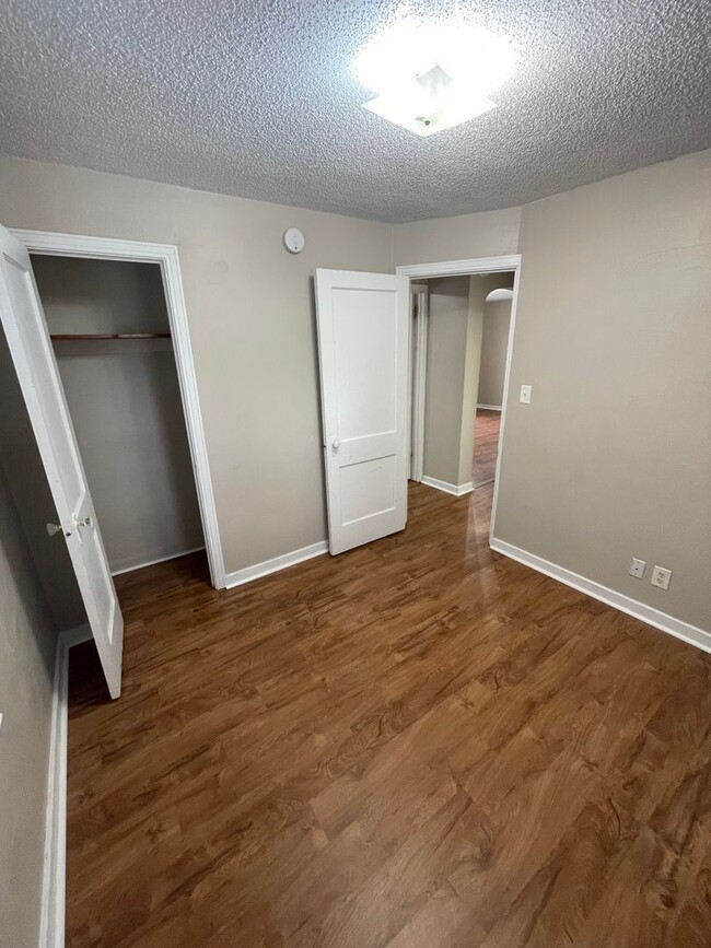 Building Photo - Lovely 2 Bedroom Southside Holland