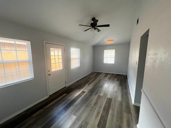 Building Photo - 994 Blue Bonnet Dr