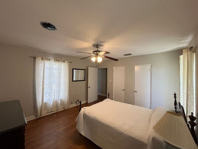 Building Photo - House with Back Apartment in Alameda Estat...