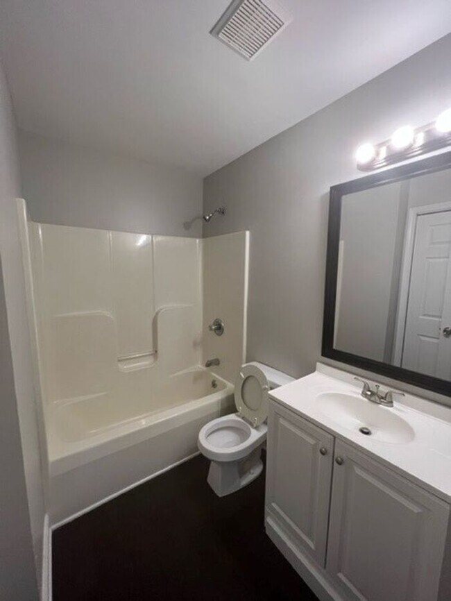 Building Photo - 2 Bed / 2 Bath Duplex near Cherrydale