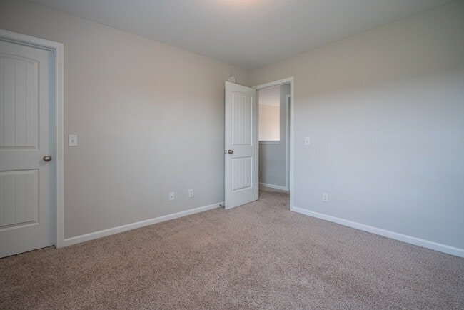 Building Photo - 418 Huntington Dr