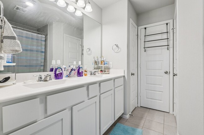 Building Photo - 7333 Hinsdale Dr