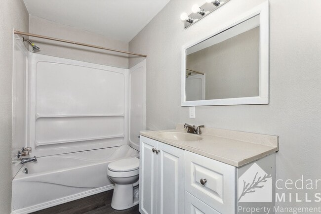 Building Photo - 3 Bedroom with Den and 2 Car Garage!