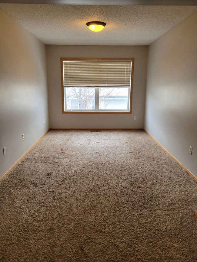 Building Photo - Middle Unit Townhouse