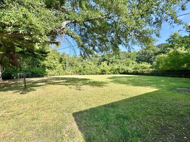 Building Photo - 3176 Beauchamp Dr