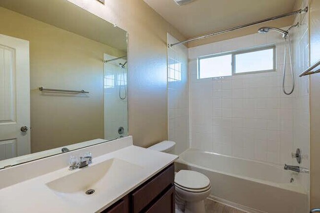 Building Photo - 402 Zenith Rd