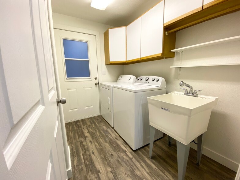 Building Photo - 2464-2 NE Ravenwood Dr