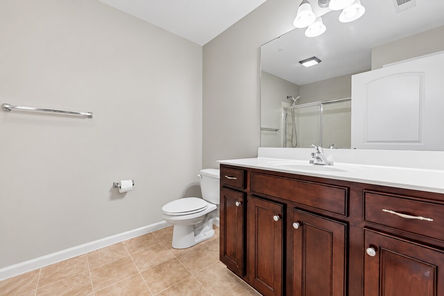 Building Photo - 115 Saint James Ct