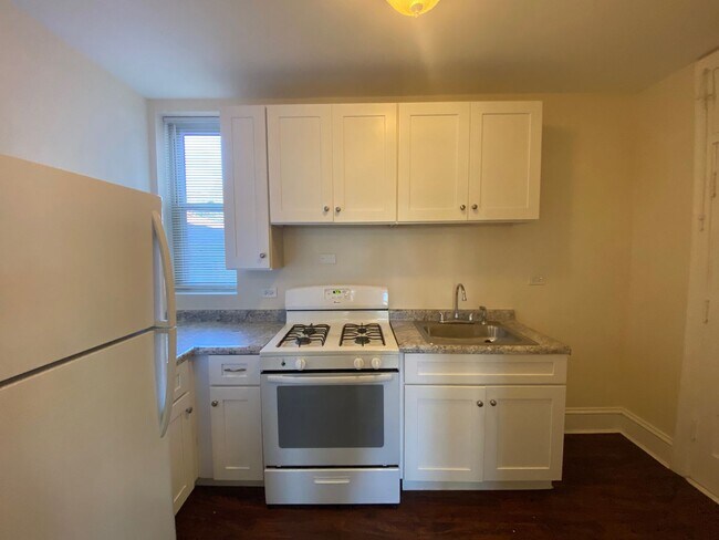 Building Photo - Large 1 Bedroom with Dining Room / Heat  &...