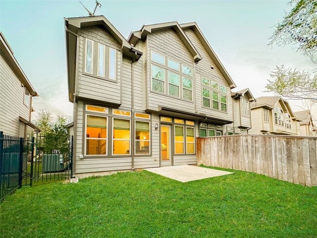 Building Photo - 95 Aventura Pl
