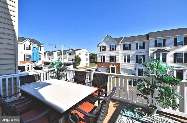 Building Photo - 353 E Hancock St