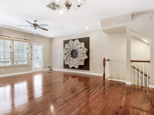 Building Photo - Third Ward Stunner-Uptown Location!