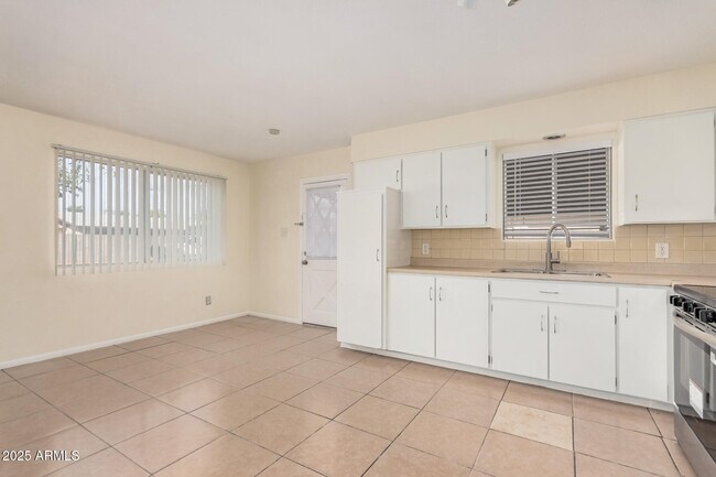 Building Photo - 2409 W Cortez St