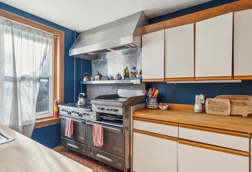 Building Photo - 814 E Hector St