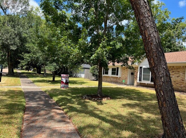 Building Photo - 5910 Dawnridge Dr