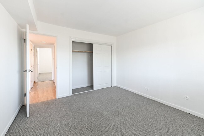 Building Photo - 9457 Bay Colony Dr