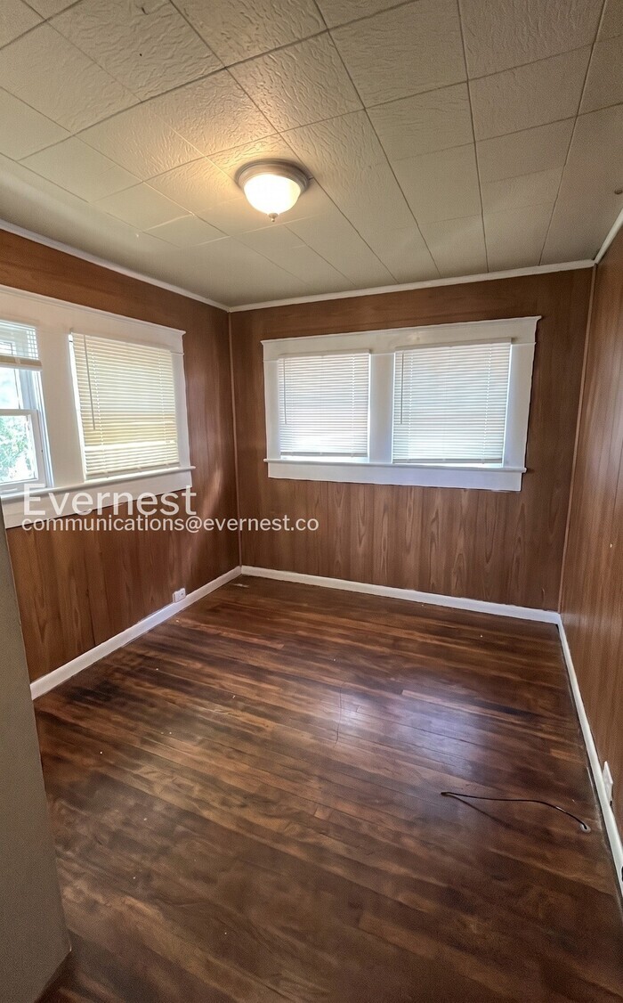 Building Photo - 1119 Graymont Ave W
