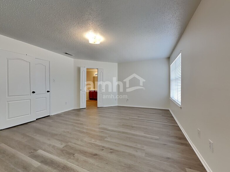 Building Photo - 163 Southlake Dr