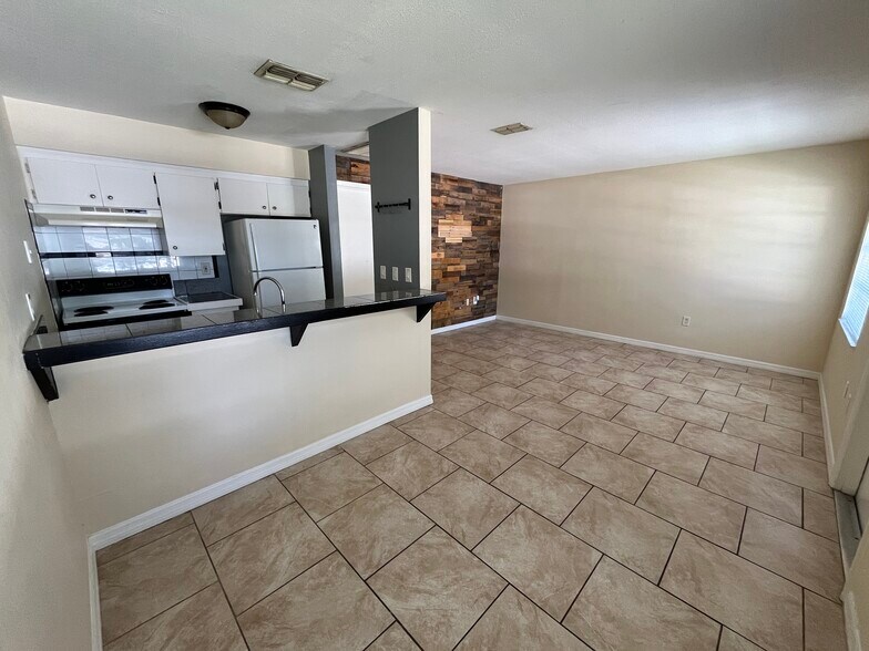 Building Photo - 715 Angelina Ln