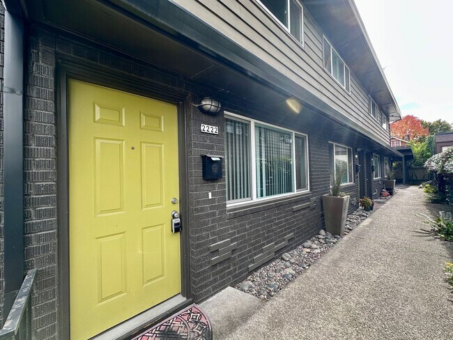 Building Photo - Charming 2-Bedroom Townhome in Sullivan's ...