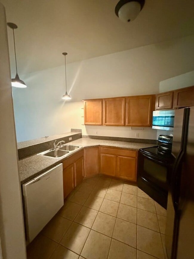 Building Photo - Spacious 4 Bed / 3 Bath Duplex on 1 Acre –...