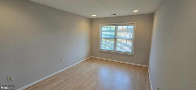 Building Photo - 47565 Royal Burnham Terrace