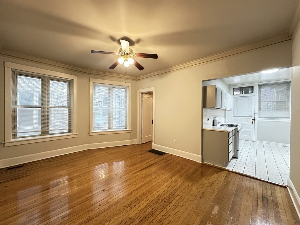 Building Photo - 4118 N Clarendon Ave