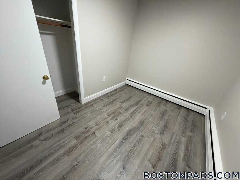 Building Photo - 18 Waugh St