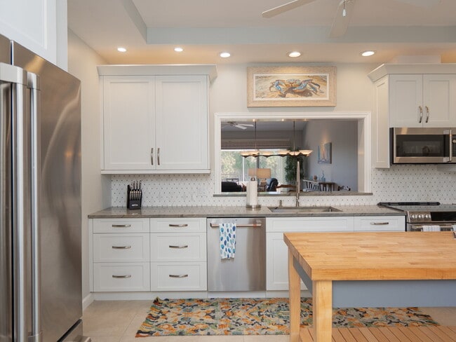 Building Photo - Luxury Furnished Longboat Key Retreat with Private Beach Club Access & Golf Course Views Remodele...