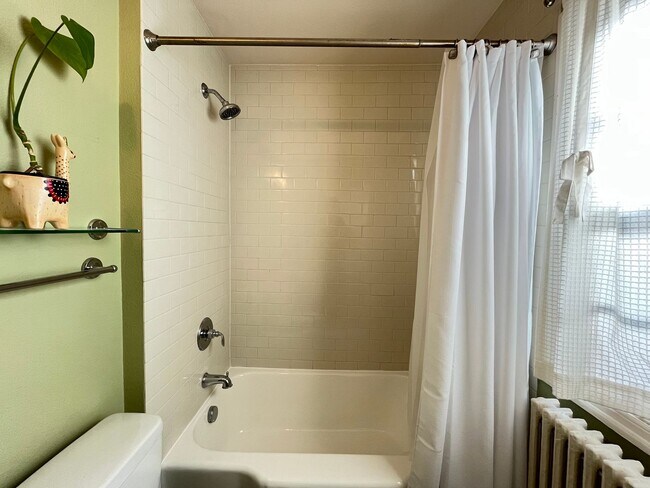 Building Photo - Beautiful 1Bd/ 1Ba Vintage Condo Located in Mt. Tabor! In Unit Laundry, Parking Space, storage un...