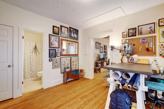 Building Photo - 919 E 40th St