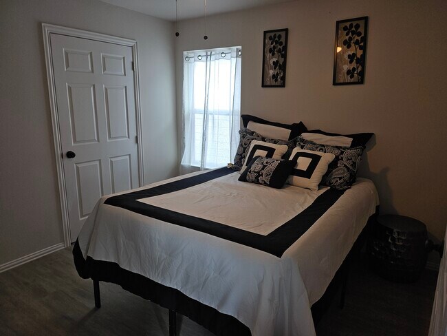 Building Photo - 2207 Anderson St