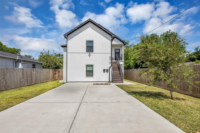 Building Photo - 8529 Dosia St