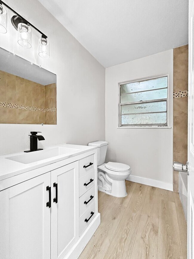 Building Photo - SECTION 8 ACCEPTED! Spacious Updated Home in St. Petersburg with a Large Backyard - 4bed | 2bed