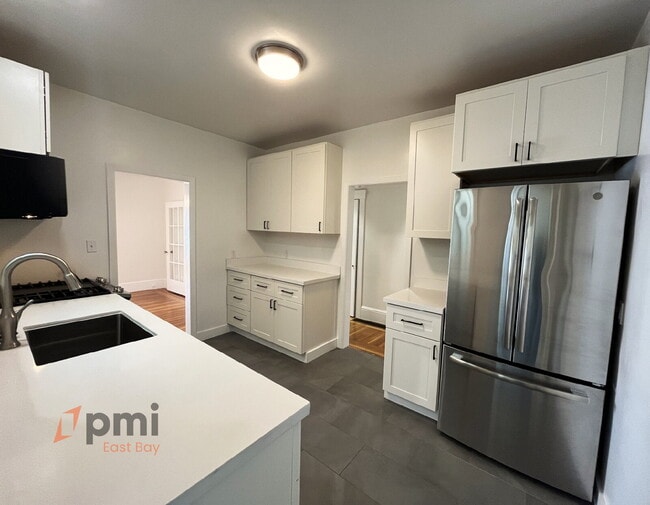 Building Photo - Charming 2br in Lower Pacific Heights - Bright & Full of Period Detail