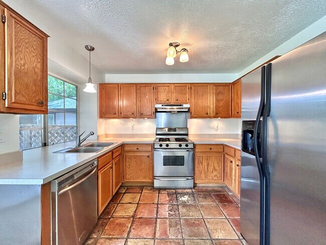 Building Photo - Spacious 3BR/2.5BA Two-Level Home with Fen...