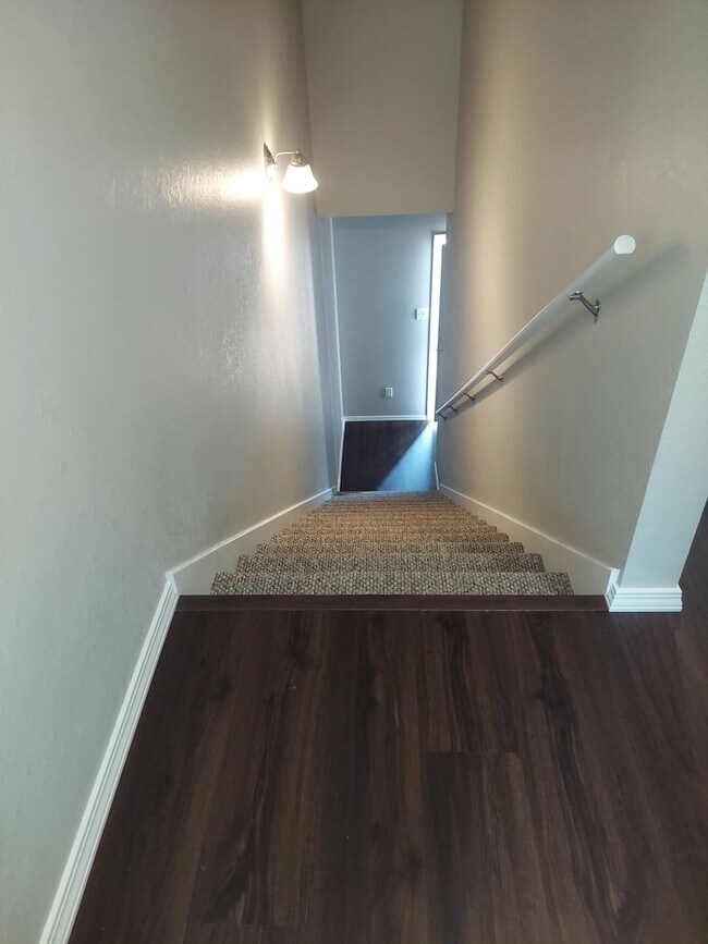 Building Photo - Beautiful 3 Bedroom Townhome in Alma!! *Move in Special*