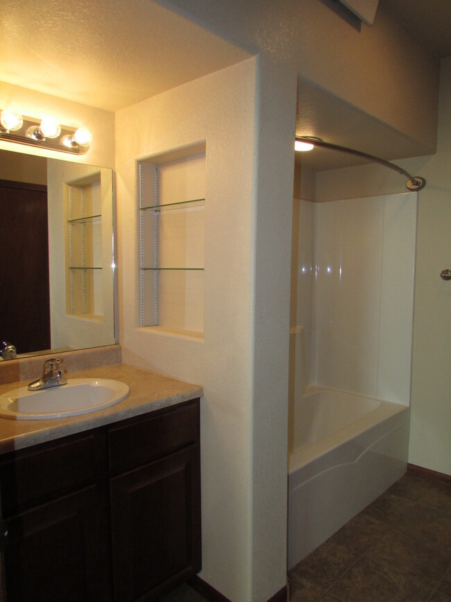 Building Photo - 2 BEDROOM | 1 BATH | GROUND LEVEL CONDO | ...