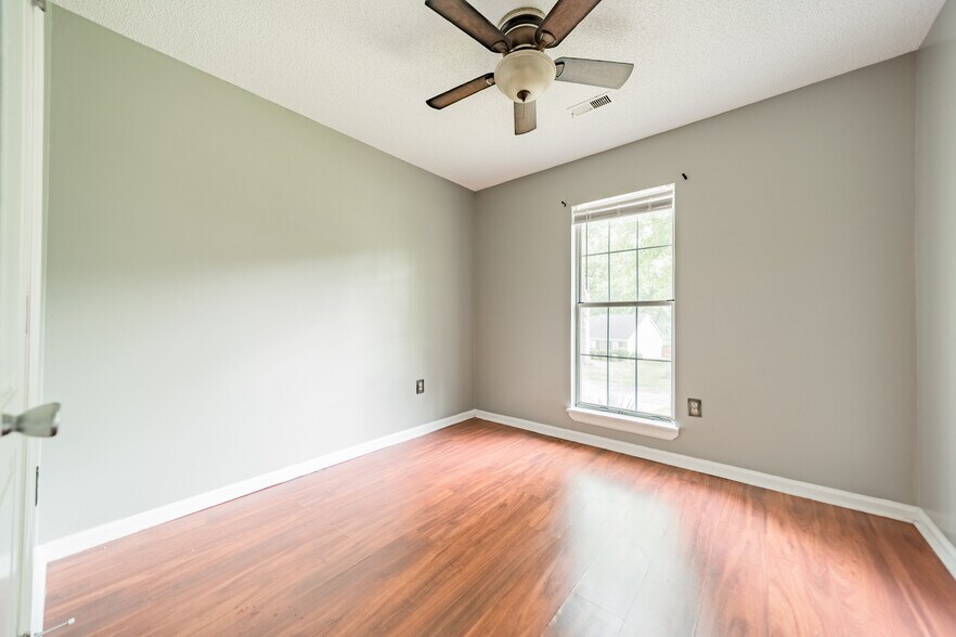 Building Photo - Room in House on Sherington Way