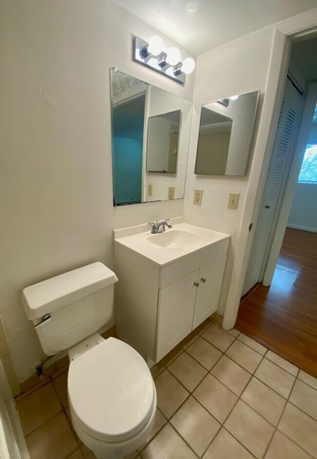 Building Photo - 351 Palm Way