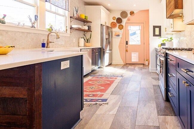 Building Photo - Bull St Bungalow